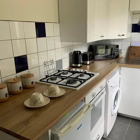 1 Bed - Sleeps 2 - Garden - Parking - Wifi